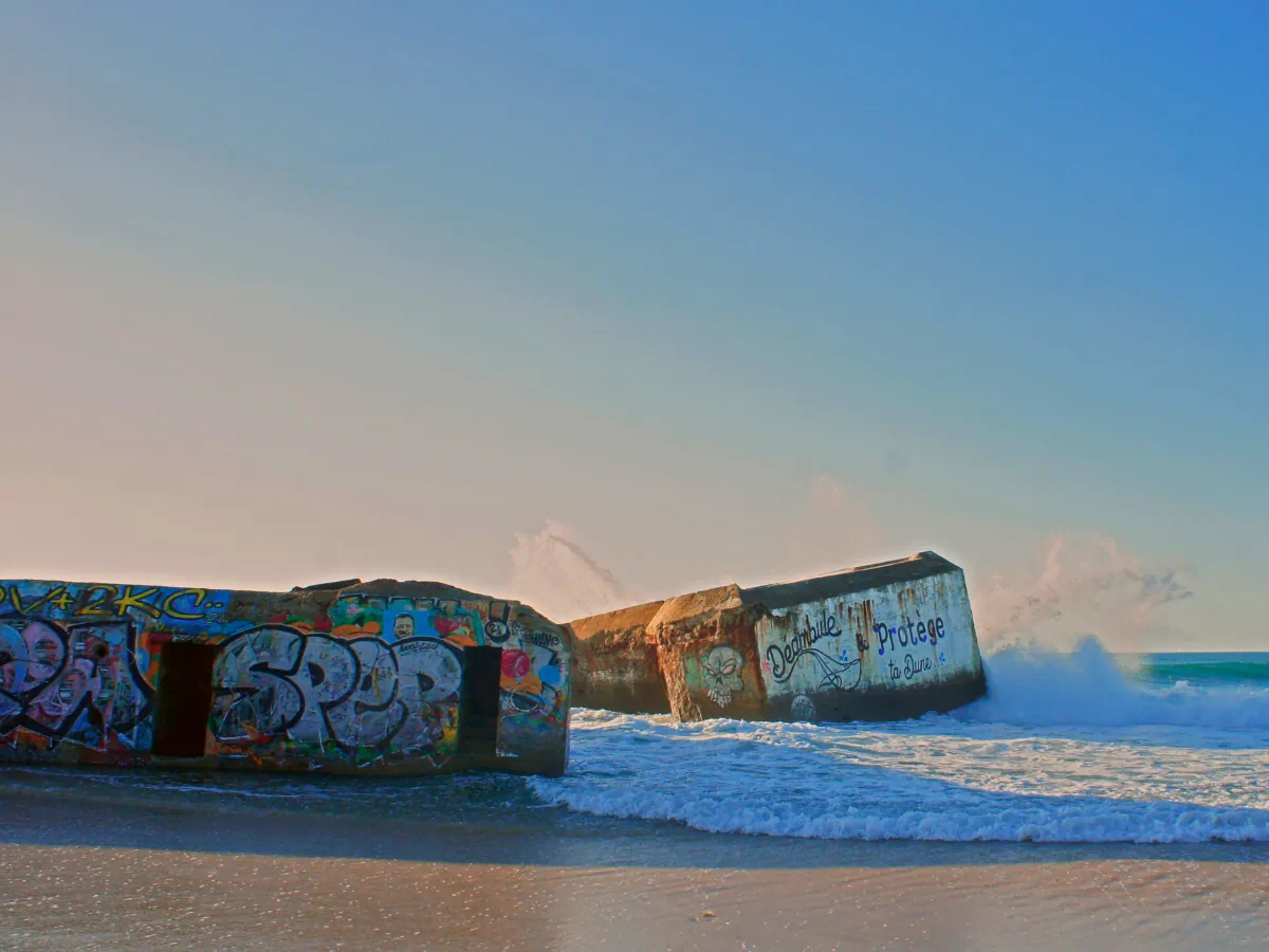 Bunkers historiques avec graffitis sur la plage de Capbreton face aux vagues de l'océan