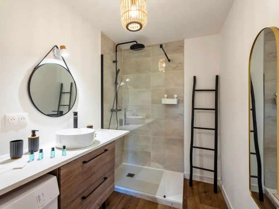 Salle de bain esprit spa pour location saisonnière – logement Atlantic Selection