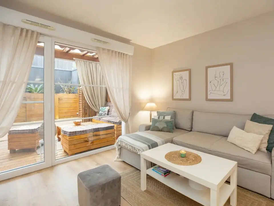 Salon mis en scène pour la location saisonnière – logement Atlantic Selection Hossegor