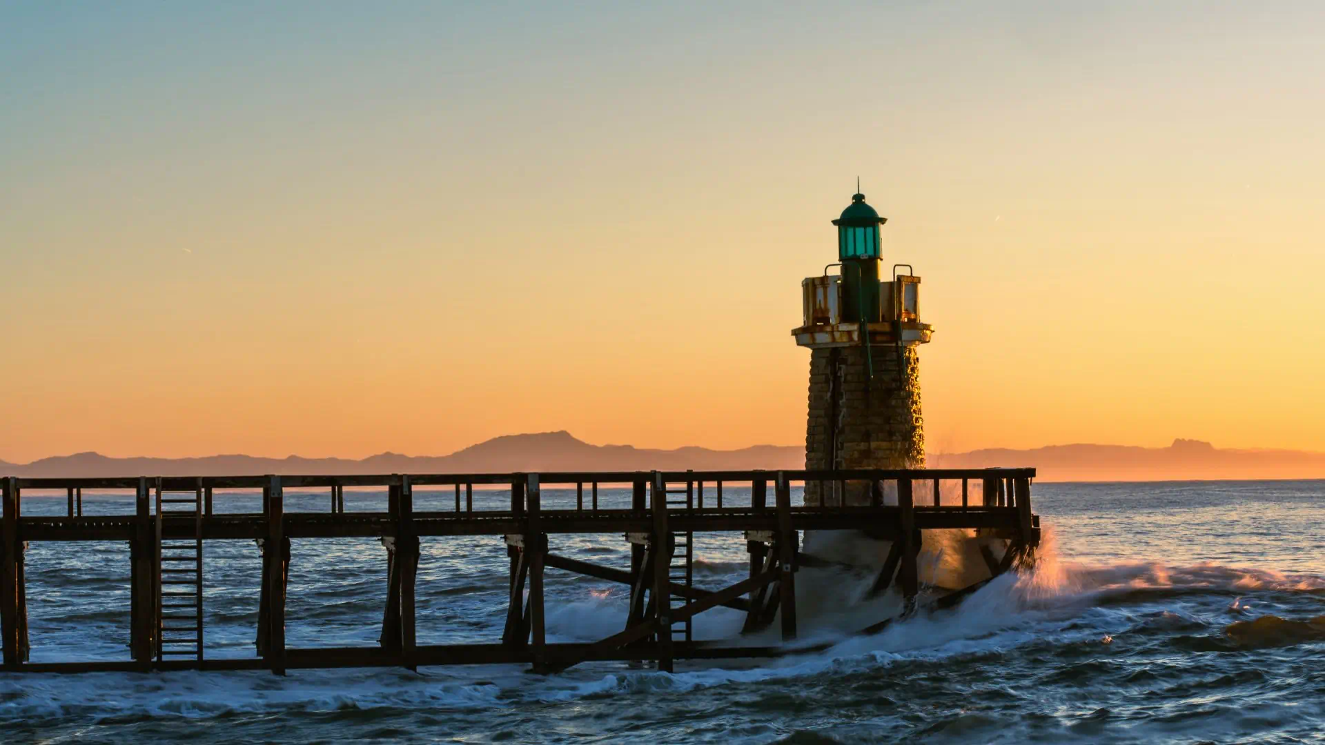 Phare de l'Estacade à Capbreton au coucher du soleil - Conciergerie Airbnb Capbreton