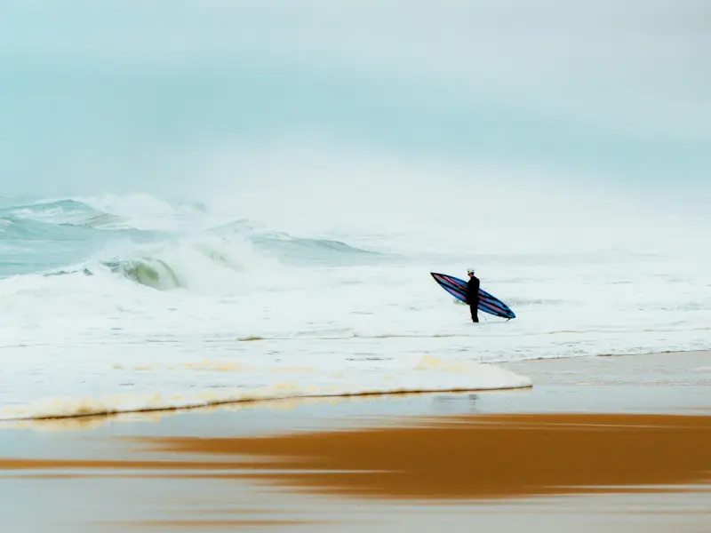 Plage d'Hossegor avec vagues de surf – conciergerie locale Atlantic Selection