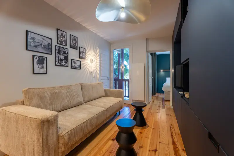 Salon lumineux et design à Hossegor – exemple de logement
